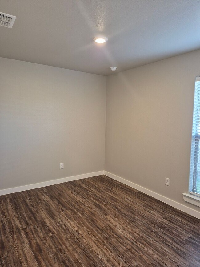 Building Photo - 501 E 21st St