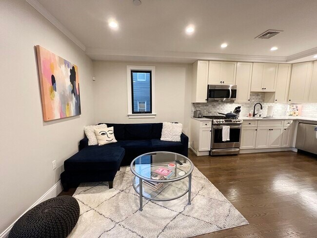 Building Photo - 498 Sumner St