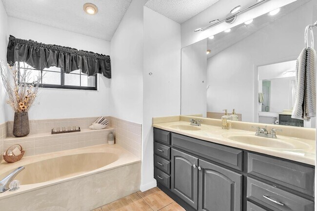 Building Photo - 8099 Cassia Dr