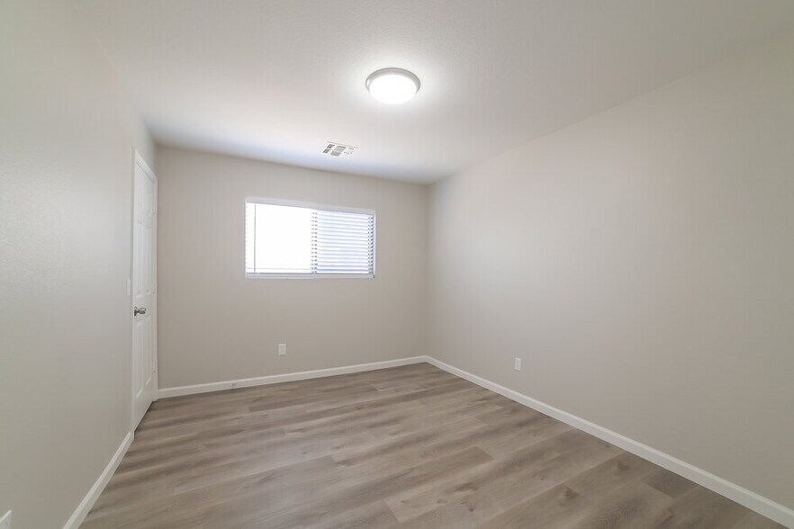 Building Photo - 10529 W Foothill Dr