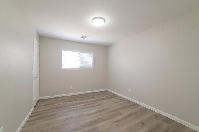 Building Photo - 10529 W Foothill Dr
