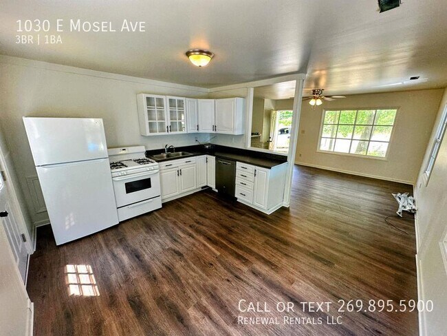 Building Photo - 1030 E Mosel Ave