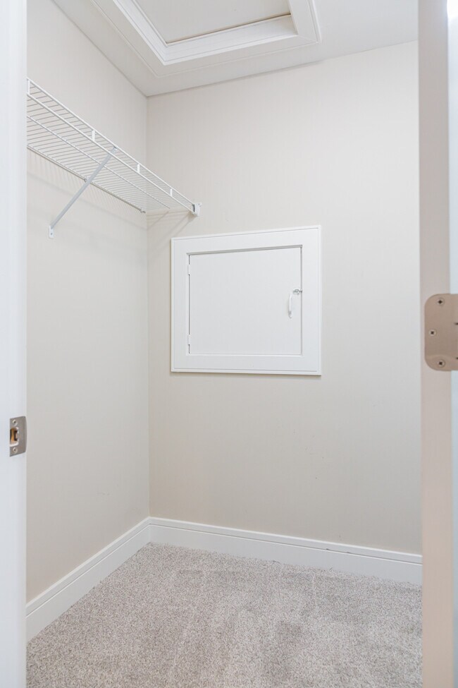 Building Photo - 825 Pheasant Walk Dr