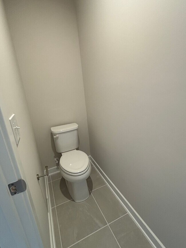 Building Photo - Luxury- New Construction