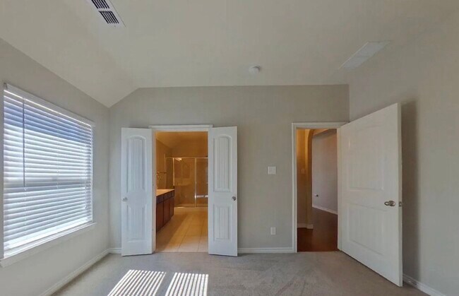 Building Photo - Beautifully Renovated 3-Bedroom Home with Premium Finishes