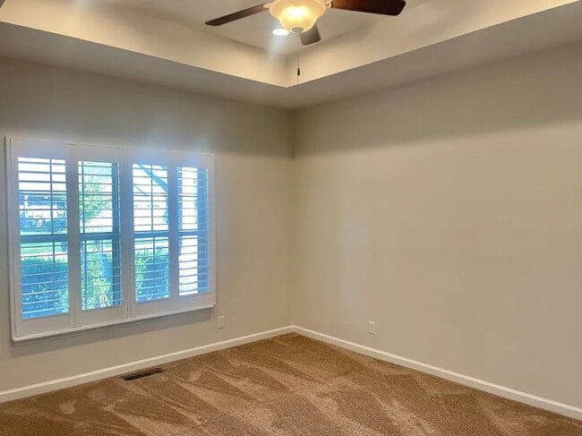 Building Photo - Large Kokomo Home!