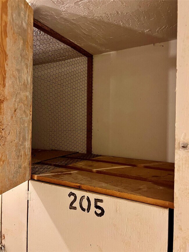 Building Photo - 625 Antioch Ave