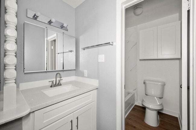 Building Photo - Richmond/Amanda west of Fondren, Classic, beautifully maintained, 2nd floor condominium offers 2 ...