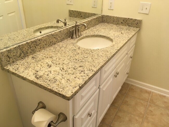 Building Photo - 12879 Madison Pointe Cir