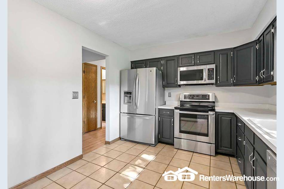 Building Photo - 3004 Pine Ridge Dr