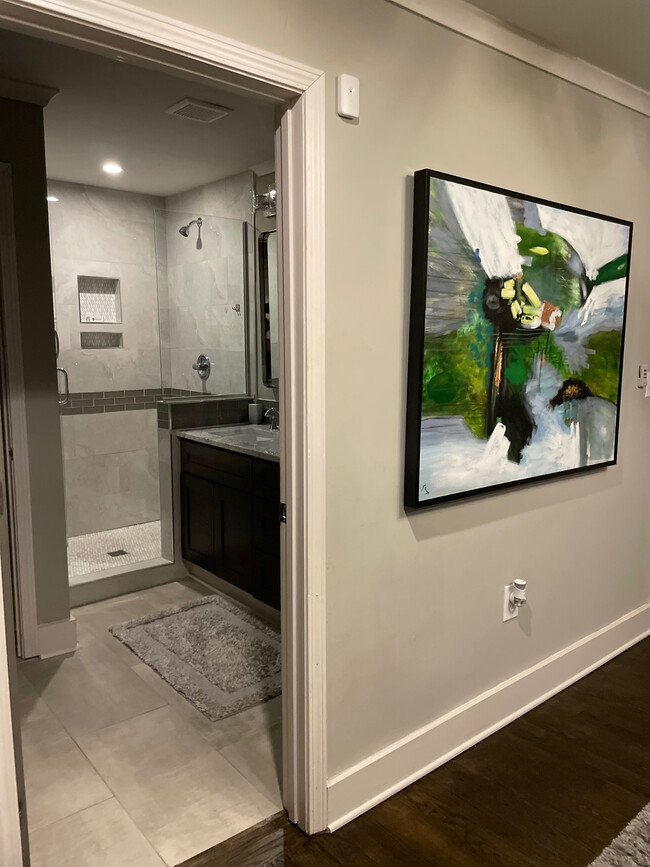 Building Photo - Room in House on Edgewater Dr SW