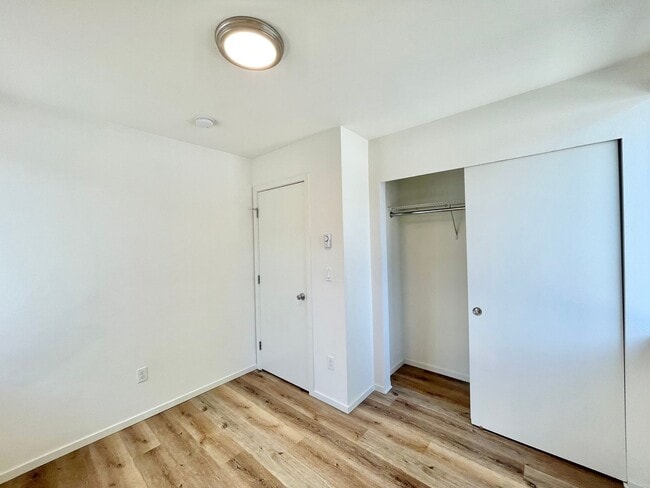 Building Photo - Spacious Modern Townhome in UD!!