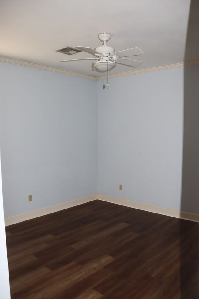 Building Photo - Large Single Family Home in Great Neighborhood