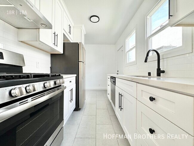 Building Photo - 328 N Kingsley Dr
