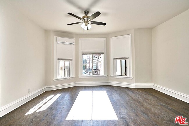 Building Photo - 826 S Park View St