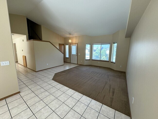 Building Photo - BONUS RENT SPECIAL! Backyard Oasis: 3 Bedroom 2 Bath House Available!