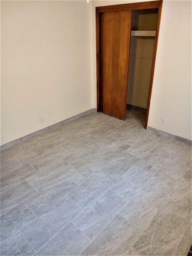 Building Photo - 4 BEDROOM 3 BATHROOM HOME IN THE VIBRANT C...