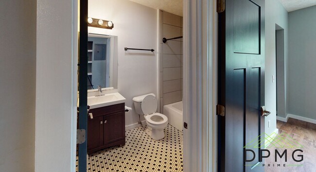 Building Photo - 326 E Hillsdale St