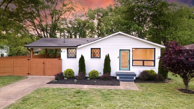 Building Photo - **ABSOLUTELY STUNNING TOP-TO-BOTTOM RENOVA...