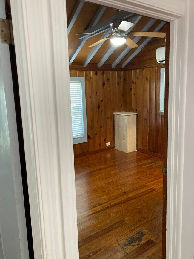 Building Photo - 824 35th St