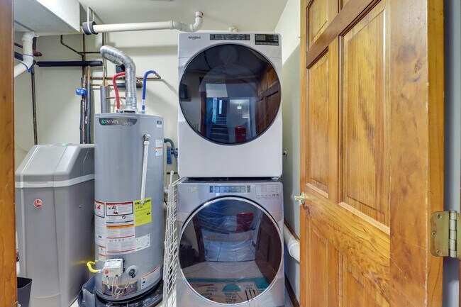 Building Photo - 1530 Wooded Acres Dr