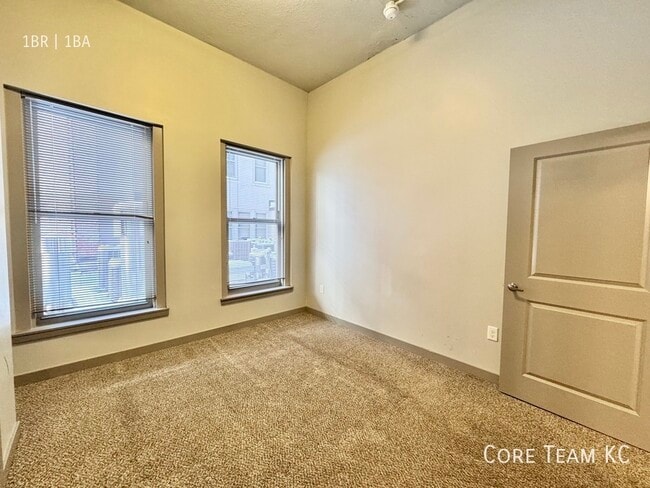 Building Photo - 306 E 12th St