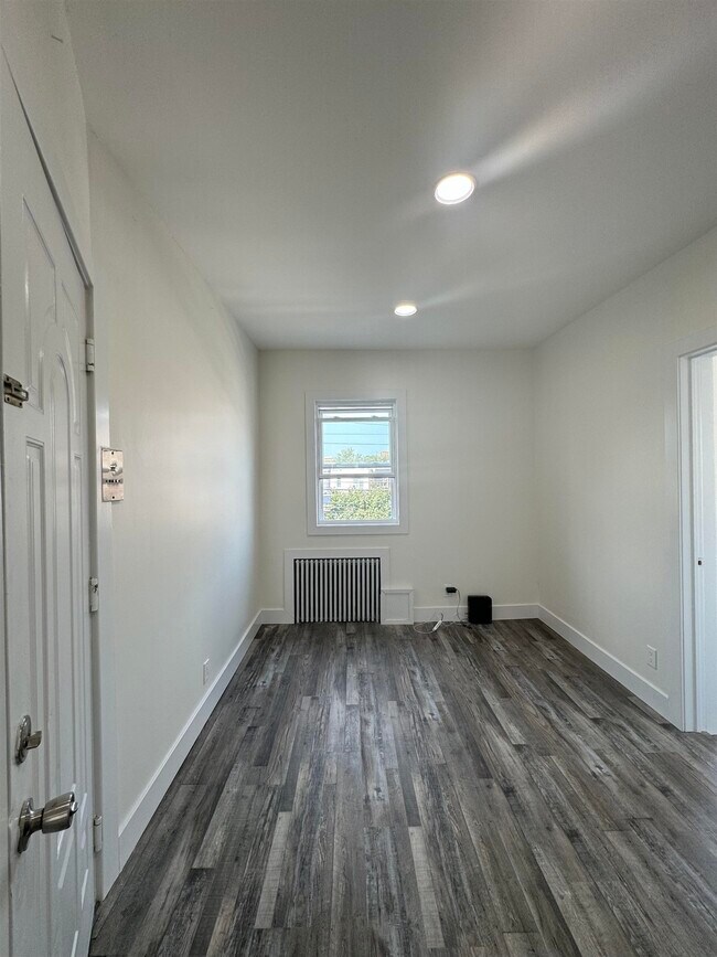 Building Photo - 411 51st St