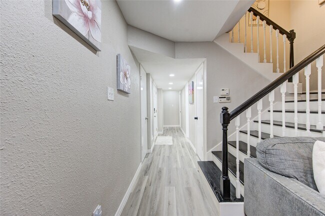 Building Photo - 7373 Antoine Dr