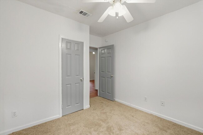 Building Photo - 519 W 6th Ave