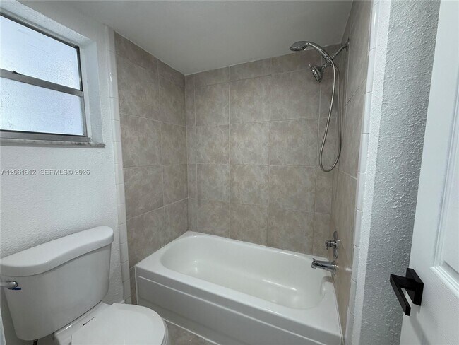 Building Photo - 9440 Live Oak Pl