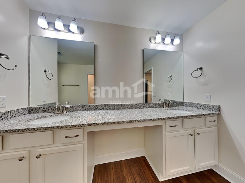 Building Photo - 992 Theodore Rd