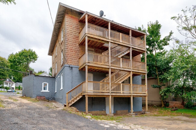Building Photo - 45 Long Hill Rd