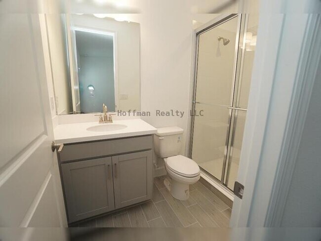 Building Photo - Stunning 5-Bedroom Lakeview Home in River ...