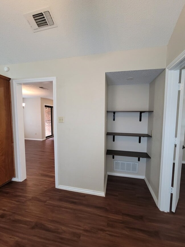 Building Photo - Stunning 3-2-2 in Arlington