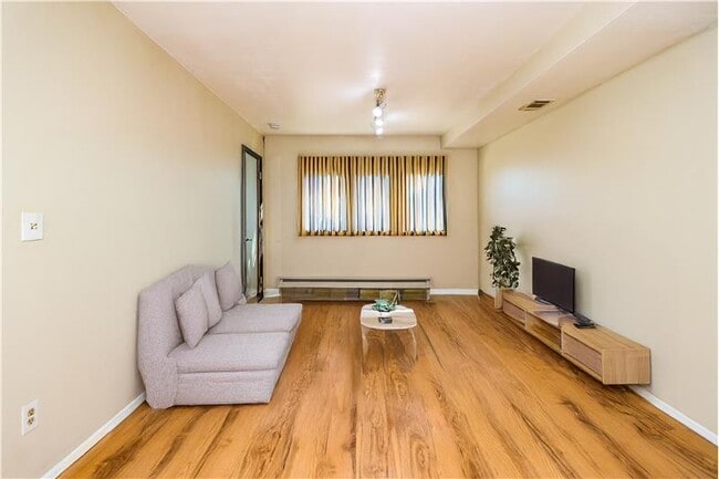 Building Photo - 18 College Dr