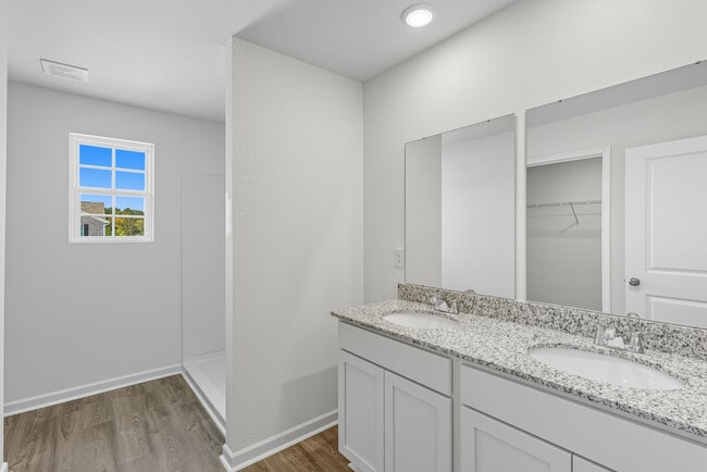 Building Photo - Viking Cove 30