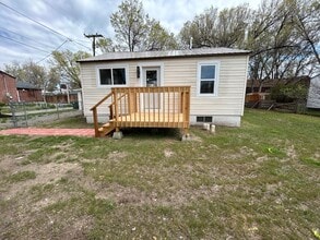 Building Photo - 3 Bedroom 1 Bath Beautiful House with Fenced Yard & Garage