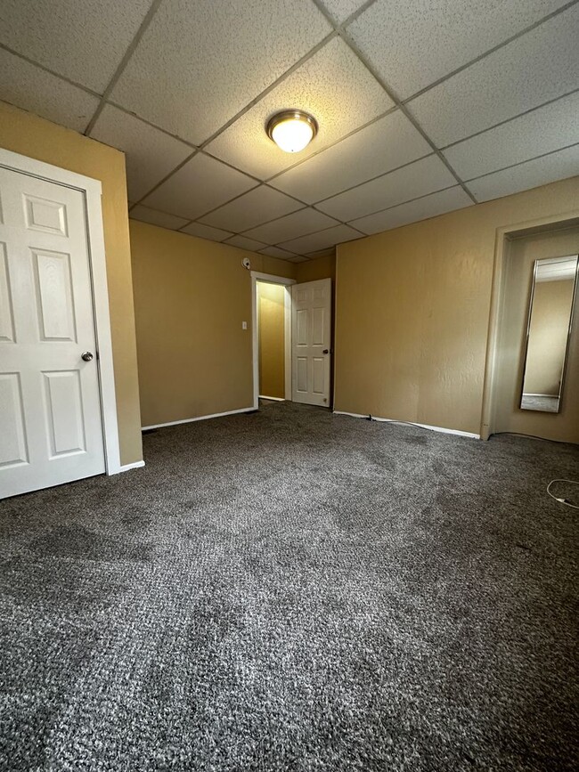Building Photo - 2 Bed 1 Bath Townhouse for Rent in Lawrenc...