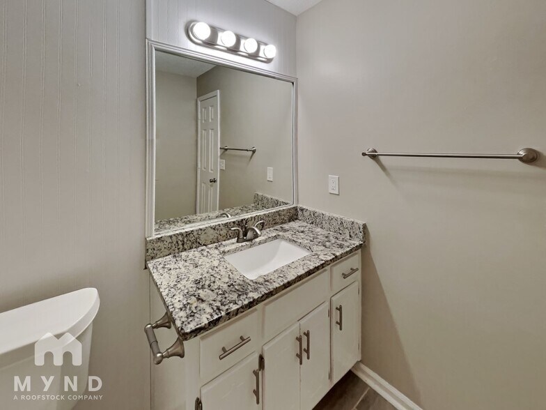 Building Photo - 208 Oak Cir N