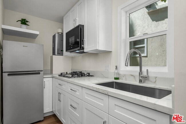 Building Photo - 8570 Sherwood Dr