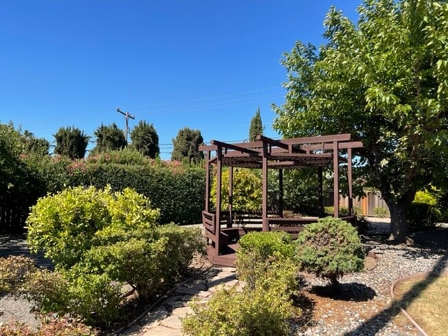 Building Photo - Wonderful 4 bedroom, single level home in ...