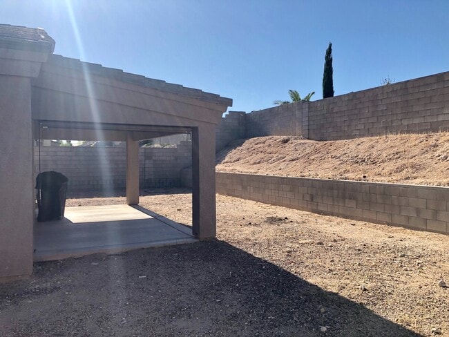 Building Photo - Spacious 4 Bedroom in Southern Vista Estates!