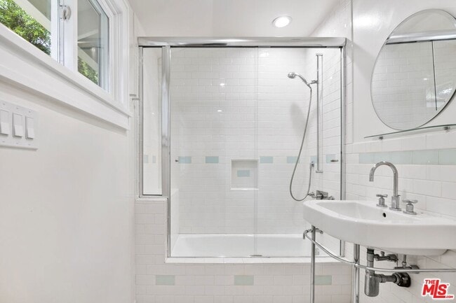 Building Photo - 18080 Karen Dr
