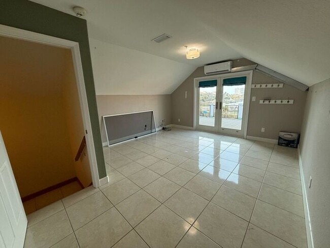 Building Photo - Pensacola Beach - 3 bedroom, 4 bathroom - 2nd and 3rd floor balconies with water view