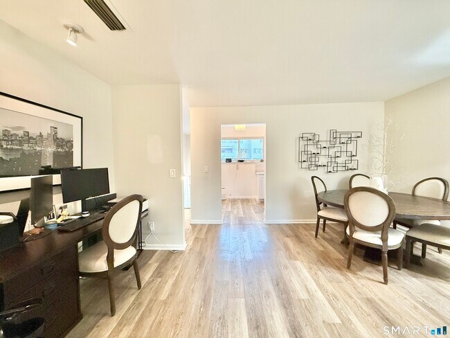 Building Photo - 129 Rowayton Woods Dr