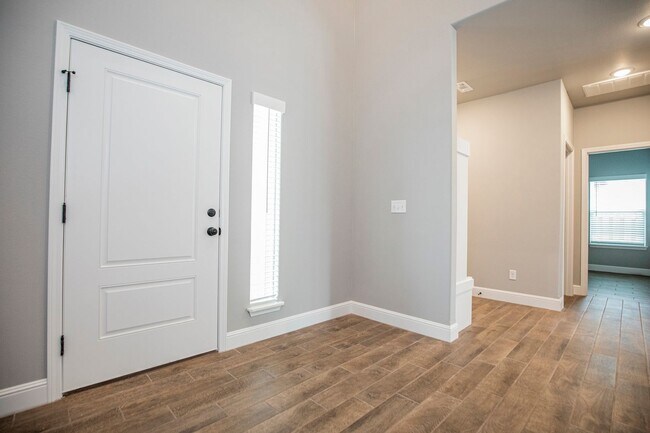 Building Photo - 2010 Periwinkle Pl