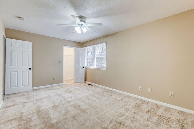 Building Photo - SW, Large Townhome, Wood/Vinyl Flooring, F...