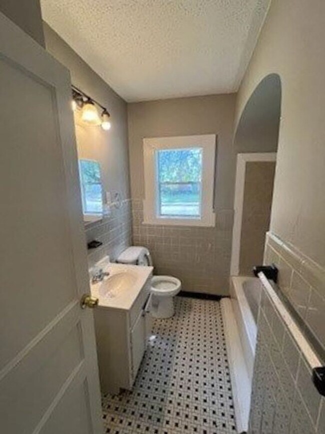 Building Photo - BELOW MARKET RENT!