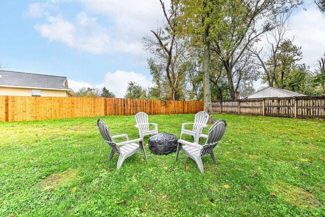 Building Photo - 983 N Main St