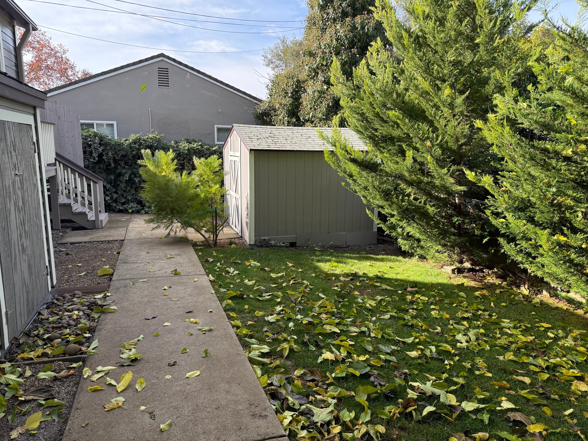 Building Photo - 1000 Figueroa St